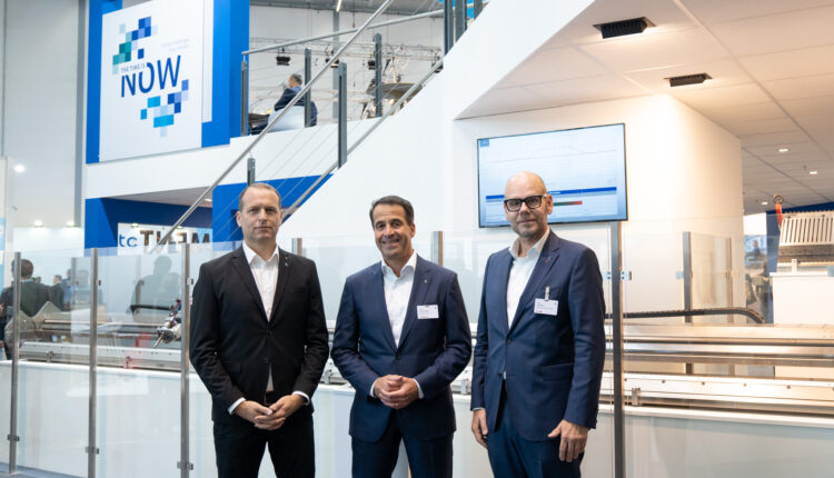 From left to right: Reto Maeder, Managing Director and Co-Owner of maku AG, Bernd Reifenhäuser, CEO of the Reifenhäuser Group, and Uwe Gaedike, Managing Director of Reifenhäuser Extrusion Systems, at K 2022.