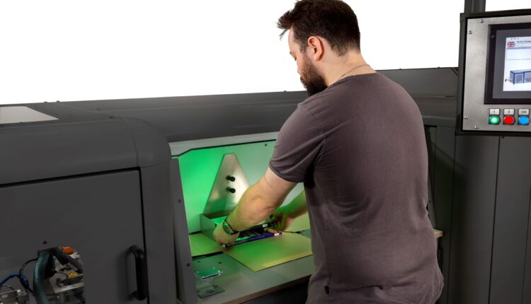 Flap’it! operator adding items to pack