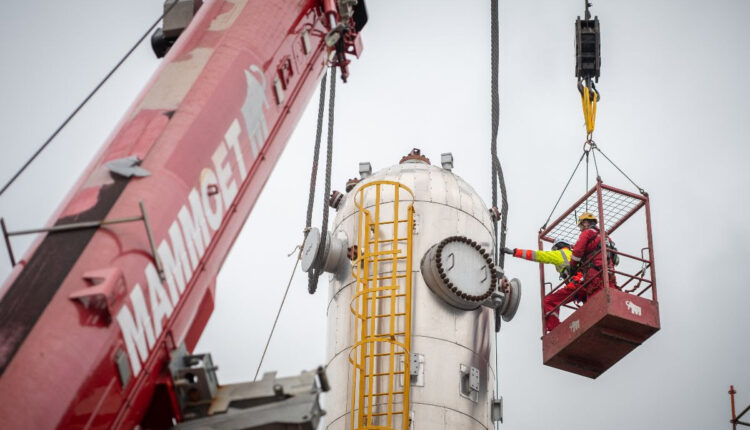Installation of heavy-duty rigging on the sub-reactor.