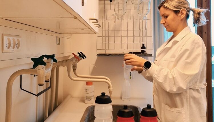 Reusable plastic bottles release