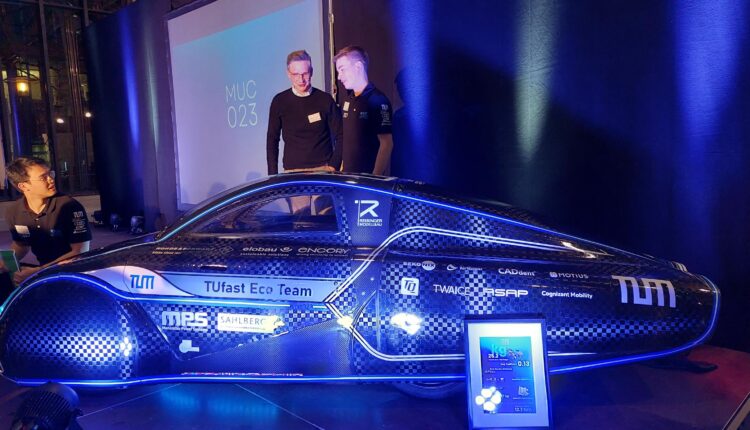 Covestro expert Fabian Grote (left) and TUfast team leader Gleb Lialine at the "muc023" roll-out event on April 27.